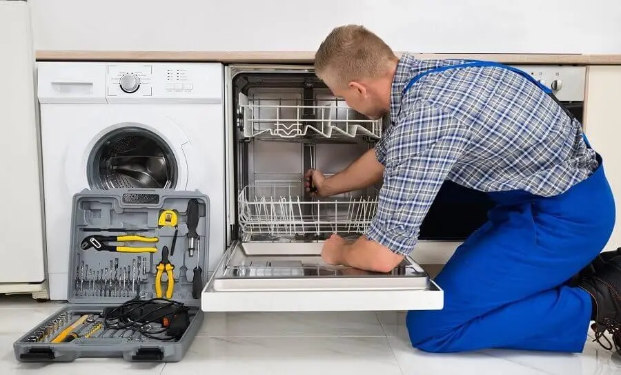 Elmadağ Protherm servisi teknisyen ekibi beyaz eşya tamiri yaparken